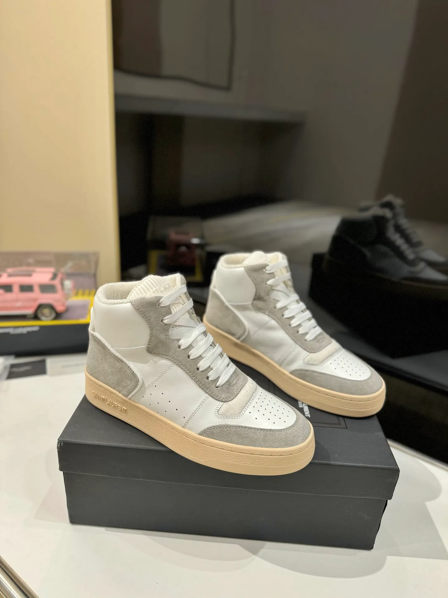 👟👟Ex-factory price 680👟👟 [High version for couples] YSL SAINT LAURENT Yves Saint Laurent SL61, the latest popular casual series in spring and summer...👍👍 Yves Saint Laurent SL61, original purchase, 1:1 replica, fresh blood injection and casual retro design, super good-looking and versatile, the upper is made of cowhide punching and splicing, the upper is super soft , lightweight and comfortable to match with sweatshirts, it is recommended to have one pair in each hand😁 ✅Fabric: Original customized cowhide ➕Punching process ➕Last process ✅Inner lining: Original towel lining ✅Feet: Original customized cowhide ✅Outsole: Original molded two-color bottom ✅Packaging: Original full set of packaging ✅Code number: 35-46 (Female 41.42. Male 38.45.46 Customized, non-returnable)